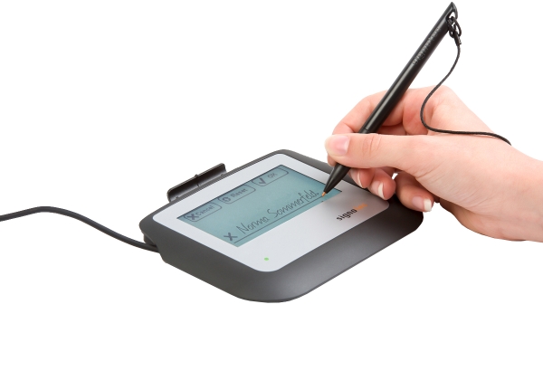 signotec Sigma Seitenansicht mit Hand